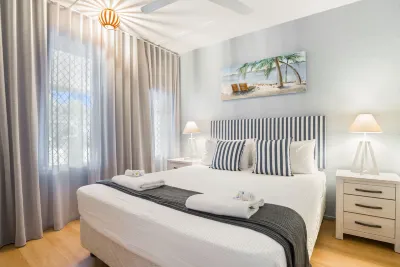 Tropical Unit with Private Fenced Garden Close to the Beach 4 فنادق في Clifton Beach