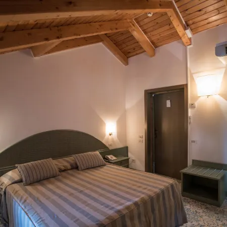 Hotel Villa Maria Отели рядом с достопримечательностью «Пляж Леонеллис»