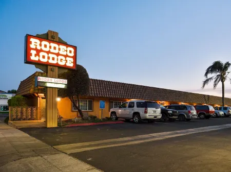Rodeo Lodge Отели рядом с достопримечательностью «Sierra Vista Kiosk - Fresno County Public Library»