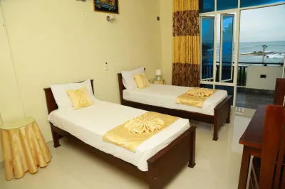 Queens Beach Hotel Отели в г. Тангалла