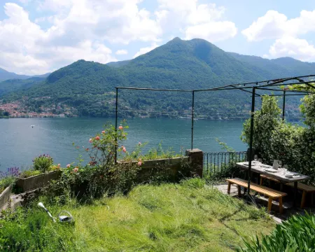 Up & up - by Myhomeincomo Hotels in Moltrasio