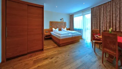 Gasthof Zur Post Hotel dekat Schwimmbad Weilheim