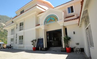 Montebello Deluxe Hotel