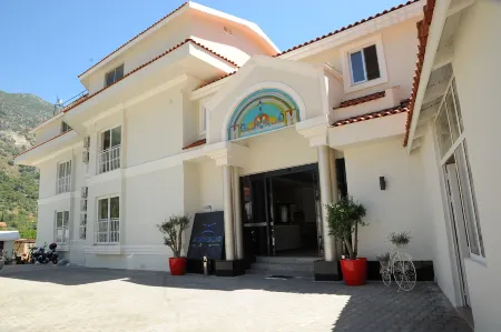 Montebello Deluxe Hotel