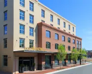 Hotel Indigo Old Town Alexandria Отели рядом с достопримечательностью «Контрабандс энд Фридмен Семетери Мемориал»