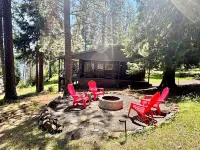 Charming 2-bedroom cabin with lake views offering a quiet, lake-side retreat.