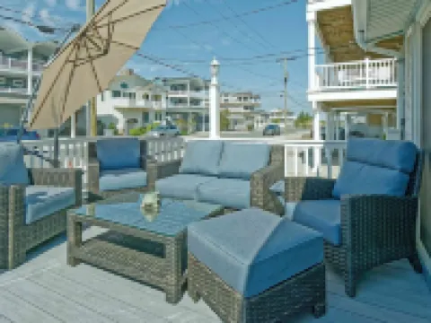 Cozy and Roomy Beachside Bungalow in Sea Isle 海島城酒店