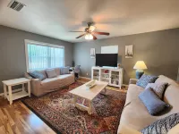 Beach Style House w/ large backyard, close to fishing, canoeing, and beaches Hotels in West Bradenton