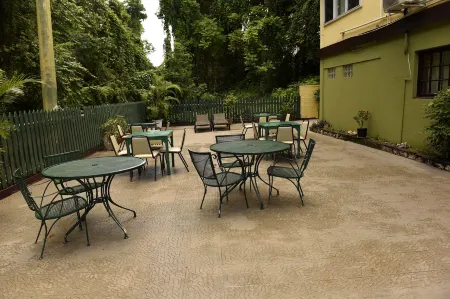 Pineapple Court Hotel