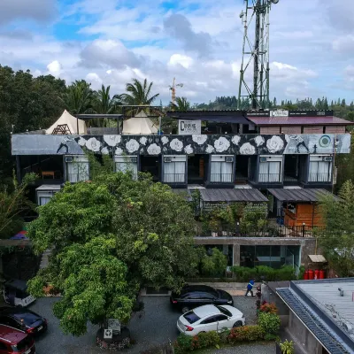 Containers by Eco Hotel Hotels near Picnic Grove
