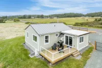 Swan Lake Cottage by AvantStay Views Firepit Hotel dekat PBY-Naval Air Museum