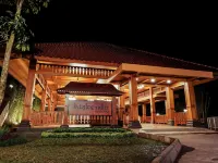 Griya Persada Convention Hotel & Resort Отели рядом с достопримечательностью «Умбул Сидомукти»
