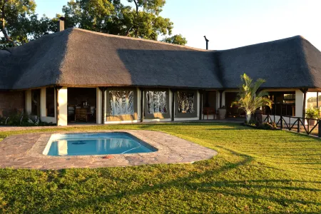 Etosha Mopane Safari Lodge Отели в г. Отави