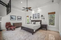 Luxury Home in Naples with Private Pool & Walk to the Beach by Esthetic Stays