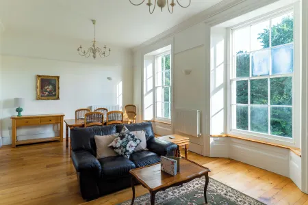 Holyland House - Greenacres Estates Отели рядом с достопримечательностью «Стакпол Уоллед Гарденс»