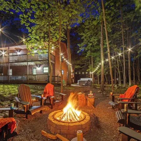 Cozy Cabin in the Woods, 3 Br/2Ba, 6 Min. from Lake, w/Hot Tub & Fire Pit!