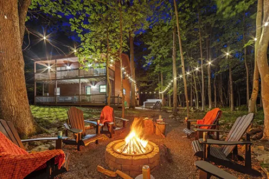 Cozy Cabin in the Woods, 3 Br/2Ba, 6 Min. from Lake, w/Hot Tub & Fire Pit!