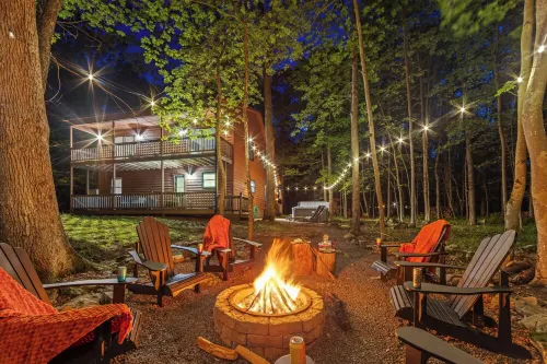 Cozy Cabin in the Woods, 3 Br/2Ba, 6 Min. from Lake, w/Hot Tub & Fire Pit!