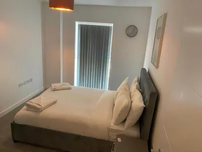 Inviting 4-Bed Apartment in Dartford Hotels near Temple Hill Baptist Church