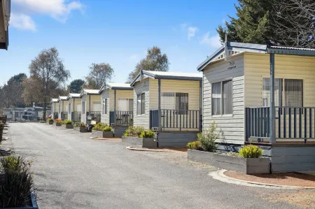 Canberra Holiday Village Отели рядом с достопримечательностью «Canberra Outlet Centre»