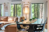 Lakeshore Oasis by Avantstay Private Beach, Views, Hot Tub, Volleyball