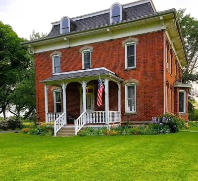 The Vine Bed & Breakfast, LLC Hotels near Gallery 108