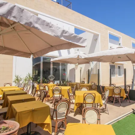 Hotel Paladini di Francia Отели рядом с достопримечательностью «Пляж Кала-Мадонна»
