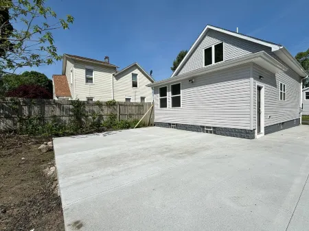 Breathtaking Lake Views and Cozy Outdoor Space - Stunning Urban Retreat