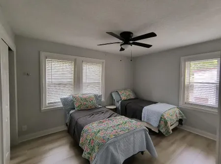 5-Bed, 3-Bath House Near Stadium with 3 TVs, Wifi,  Laundry, AC, & Full Kitchen