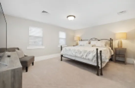 Modern Farmhouse in Charming Neighborhood Walking Distance to Downtown Hotels in Auburn