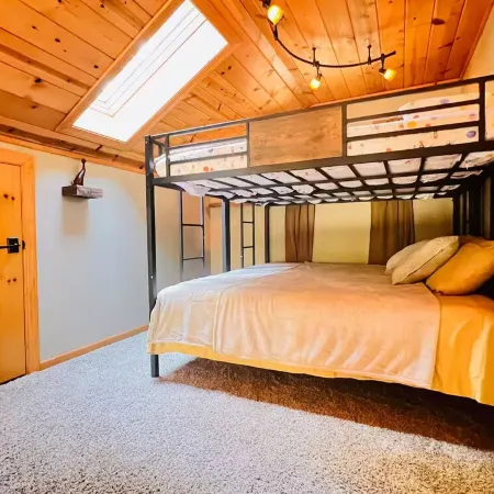 Arnold’s Cozy Cabin  – Rustic-Modern Retreat Near Big Trees & Bear Valley