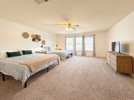 6 Beds/4 Rooms / 2 mt Freeway