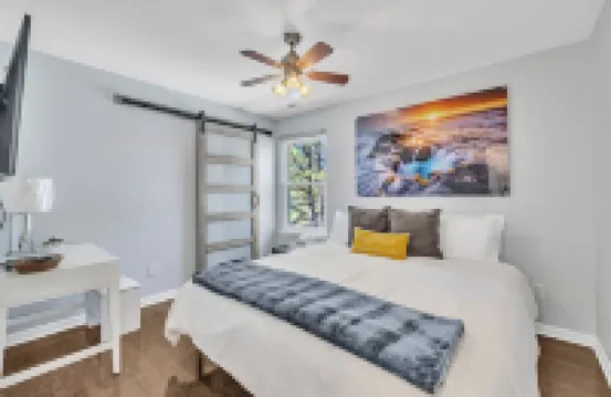 HOT TUB! Renovated, Sleeps 6, pets OK! Close to everything 霍利斯普林斯酒店