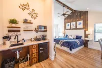 The Kingfisher Cabin 15Min to Magnolia Baylor Hotels in Elm Mott