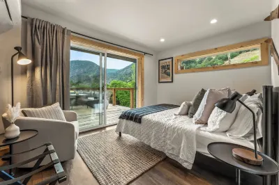 Cozy relaxing cabin with Canyon Views w Patio, Hot Tub, Wifi, AC & Fireplace Hotel dekat Iron Mountain Hot Springs