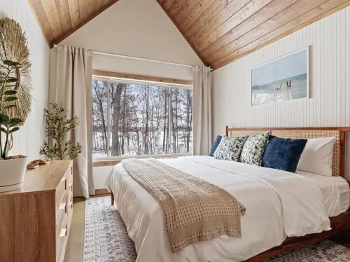 New Cozy 2BR 2Bath Waterfront Cabin! Firepit, Porch, Games, Stunning Sunset