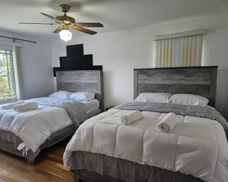 Big Family Home with 4 King Beds Hotels in Elmhurst