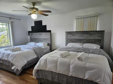 Big Family Home with 4 King Beds Hotels in Elmhurst