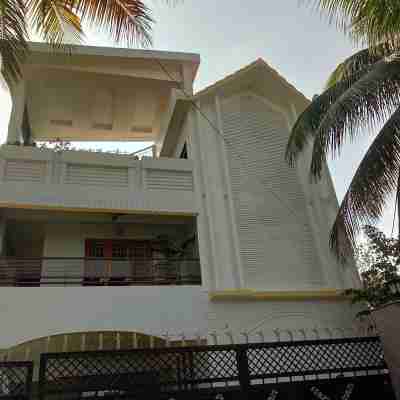 Mi Casa Homestay Hotel Exterior
