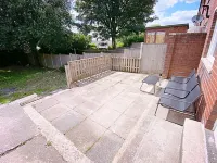 Entire 3-Bedroom Home in Oldham - Guest House Отели в г. Дельф