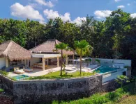 バリドゥルームヴィラズ Asah Hill周辺のホテル