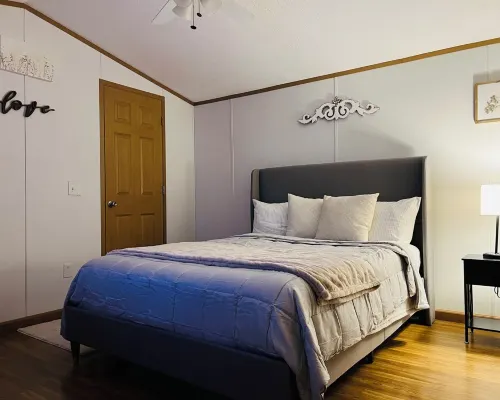Cozy 3 bedroom modern mobile home in charming Moorefield with WiFi Hotels in Hardy County