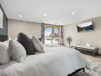Lakeside Log Cabin w/Firepit, Dock, King Bed, Game Room, Scenic Relaxation 백스터 호텔
