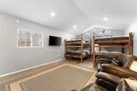 Charming 2-bedroom cabin in enchanting Branson with AC, WiFi