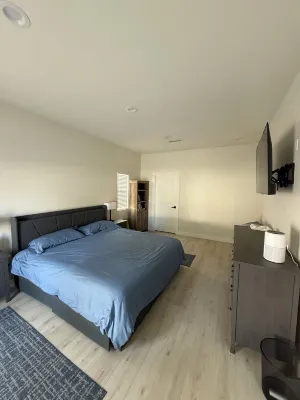New Listing-Modern 4 Bedroom House with large fenced yard. 캘리포니아 스테이트 유니버시티, 노스리지 주변 호텔