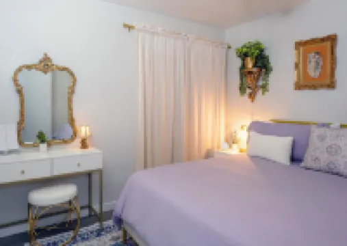 ~Villa Golden~ Centrally located, King Bed! Hotels in 