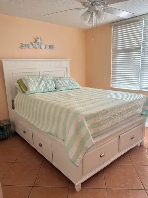 Charming 2-bedroom condo in amazing North Redington Beach with AC, WiFi Hotels in North Redington Beach