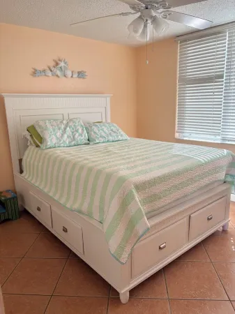 Charming 2-bedroom condo in amazing North Redington Beach with AC, WiFi