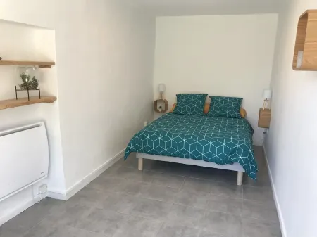 Ancien Corps de Ferme au Milieu des Tournesols