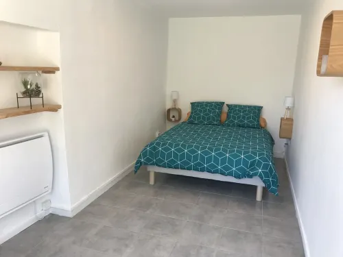 Ancien Corps de Ferme au Milieu des Tournesols